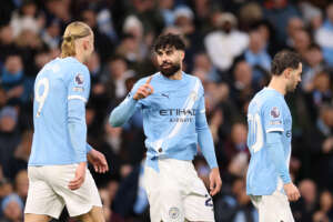 برشلونة يسعى للتعاقد مع مدافع مانشستر سيتي: صفقة جديدة تلوح في الأفق!