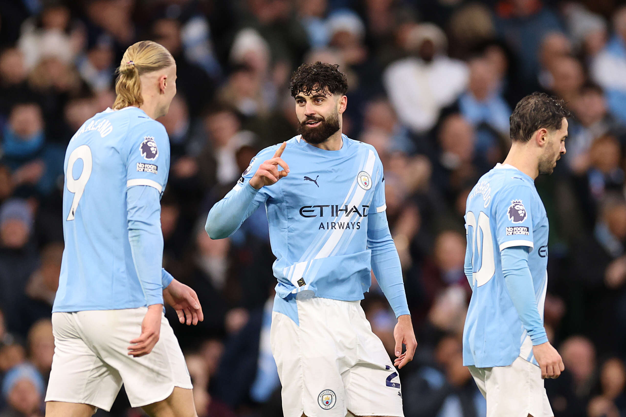برشلونة يسعى للتعاقد مع مدافع مانشستر سيتي: صفقة جديدة تلوح في الأفق!