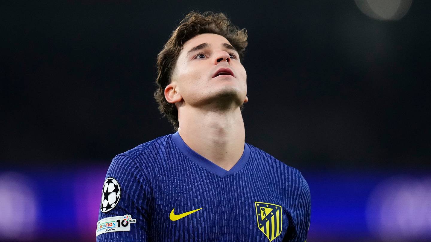 رسالة غامضة من رئيس أتليتيكو مدريد حول خوليان ألفاريز تثير قلق برشلونة وريال مدريد