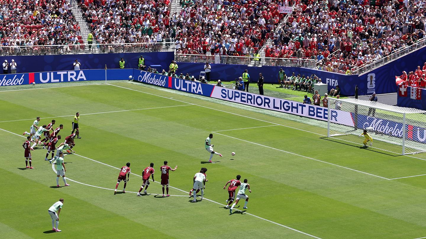 الفيفا يواجه انتقادات جديدة بعد فضيحة مثيرة في بداية كأس العالم