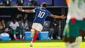 كيليان مبابي يحطم رقمين قياسيين فرنسيين في فوز افتتاحي بكأس العالم
