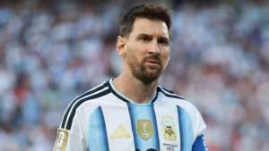 ميسي يرد بغضب على أنباء كاذبة بوفاة والده