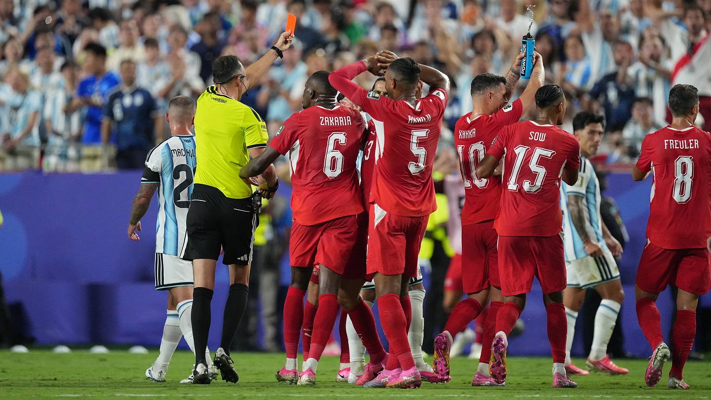 إبعاد برييل إيمبولو بعد تدخل الفار في مباراة سويسرا والأرجنتين بكأس العالم