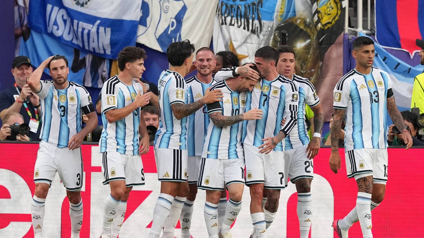 الأرجنتين تتأهل لنصف نهائي كأس العالم بعد فوز مثير على سويسرا في الوقت الإضافي