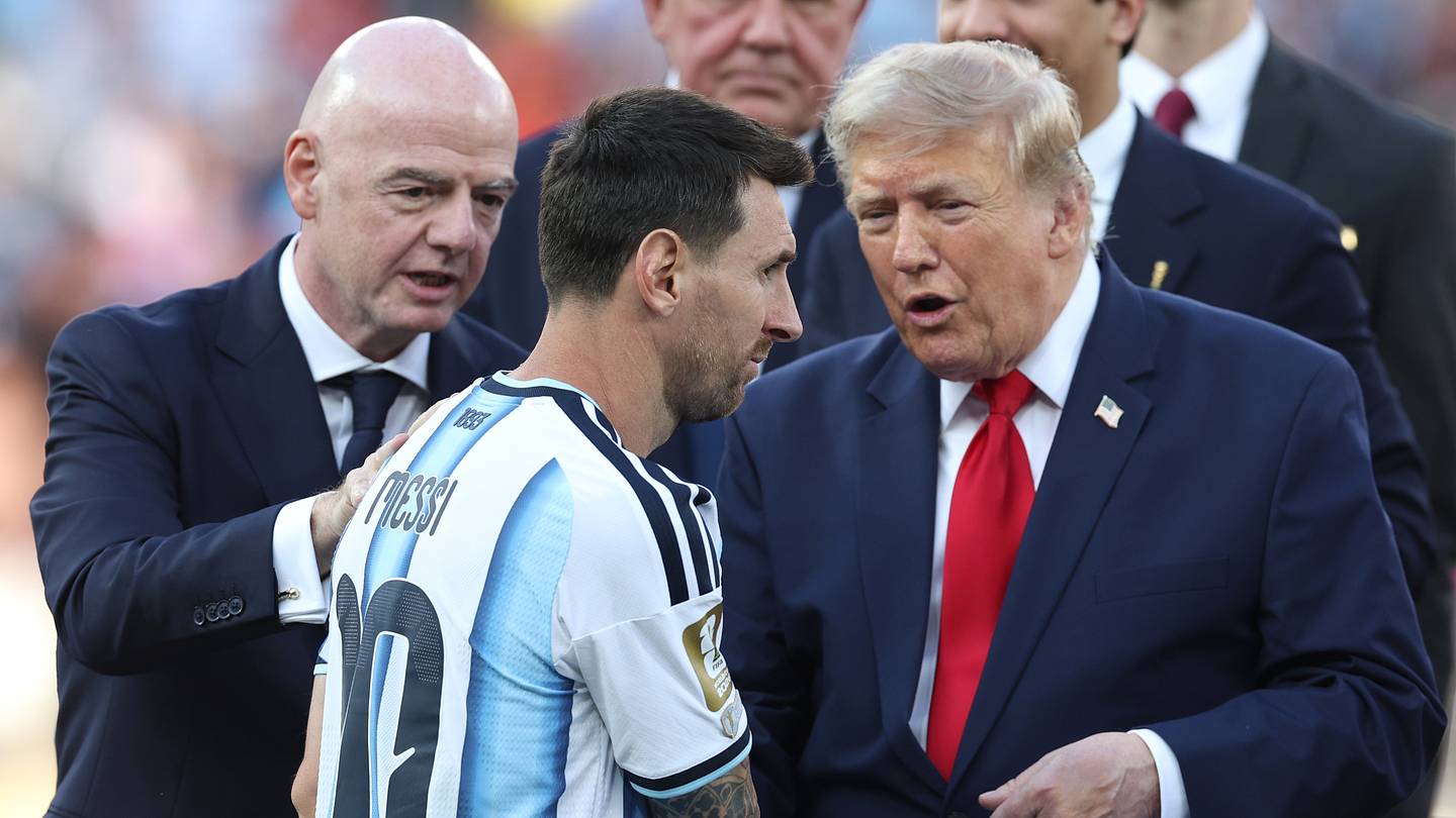 انتقادات واسعة لرئيس الفيفا بعد رسالة مدح منتخب الأرجنتين عقب نهائي كأس العالم