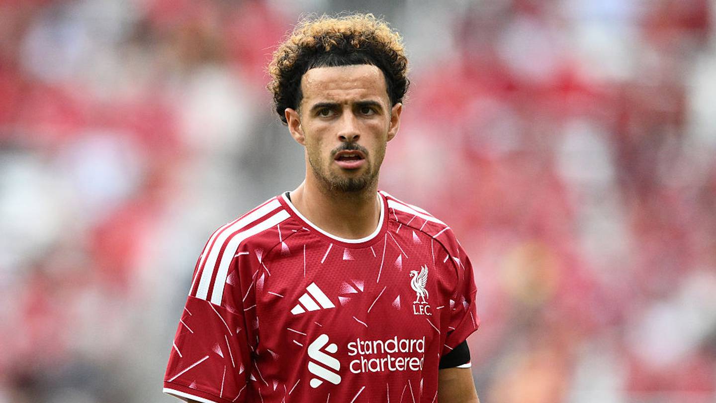 ليفربول يبحث عن بدائل كيرتس جونز وسط اهتمام إنتر ميلان بضم اللاعب