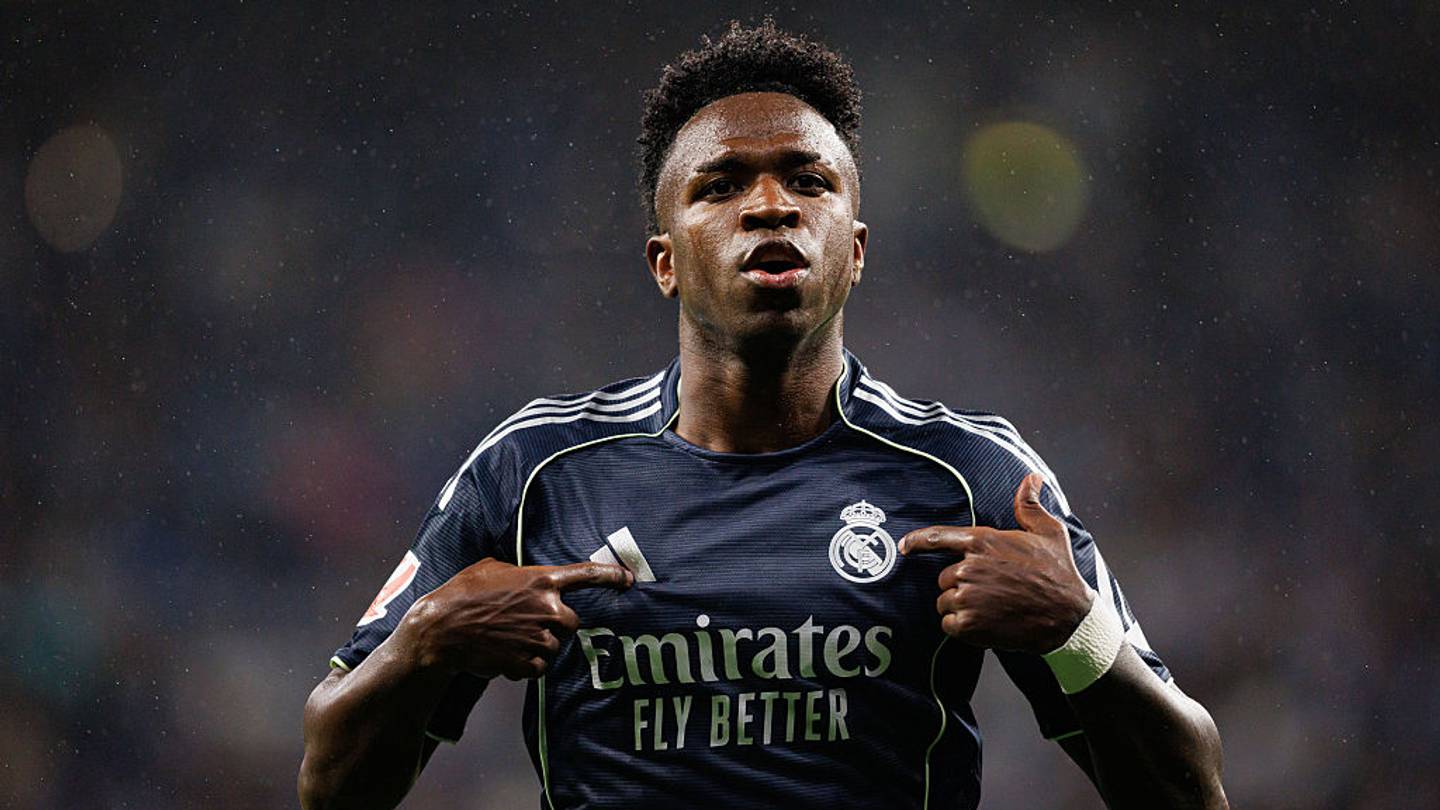 ريال مدريد يجدد عقد فينيسيوس جونيور حتى 2032 وسط تحديات في تعزيز خط الوسط