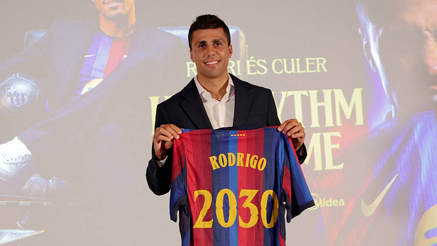 برشلونة يعزز خط وسطه بضم رودري ويزيد الضغوط على دي يونغ وجافي