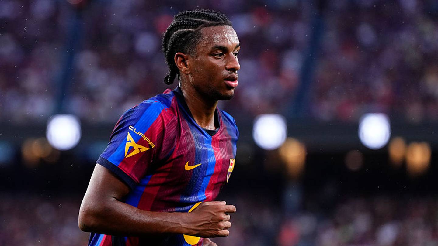 برشلونة يمتلك خطة جاهزة في حال انضمام أليخاندرو بالدي إلى مانشستر يونايتد